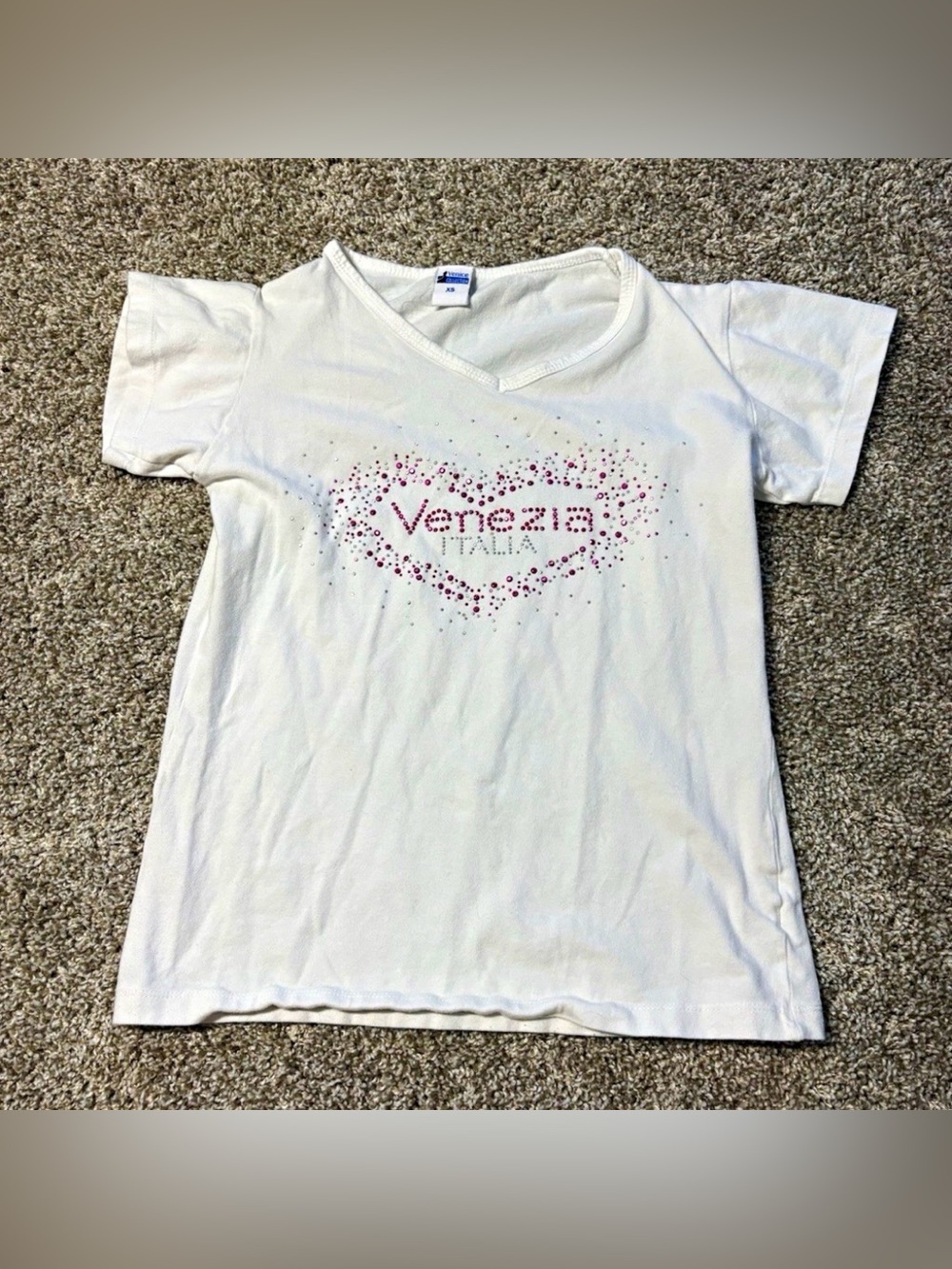 Venice Collection White Solid Rhinestone Graphic V-Neck Short Sleeve T-Shirt XS